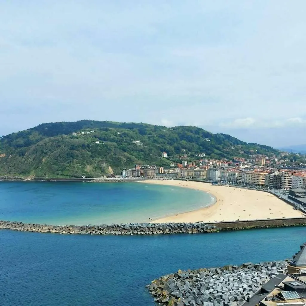 Casa Playa Zurriola-Aviso-Obras En La Fachada Del Patio Hasta Mayo O Junio-No Ha Habido Quejas Por El Ruido-Precio Bajo- House Playa Zurriola-Warning-Works On The Facade Of The Patio Until May Or June-There Have Been No Noise Complaints- Low Price San Sebastian 0*,
